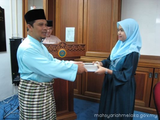 Penyampaian hadiah harijadi kakitangan MSNM