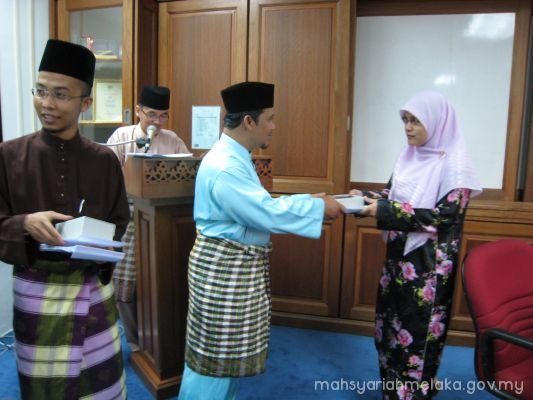 Penyampaian hadiah harijadi kakitangan MSNM